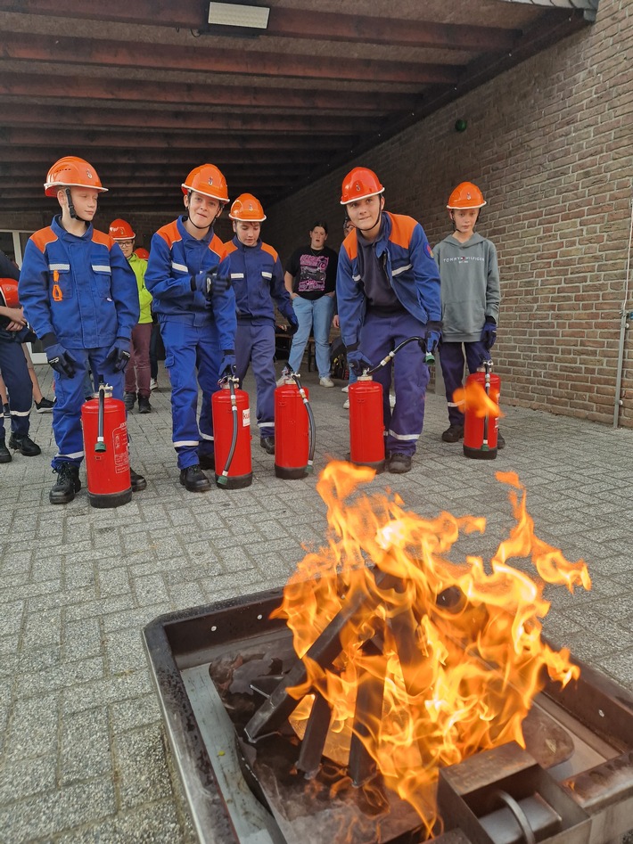 FW-KLE: Feuerwehrhelden von Morgen: Spannende Ausbildung von Brandschutzhelfern in der Jugendfeuerwehr Bedburg-Hau