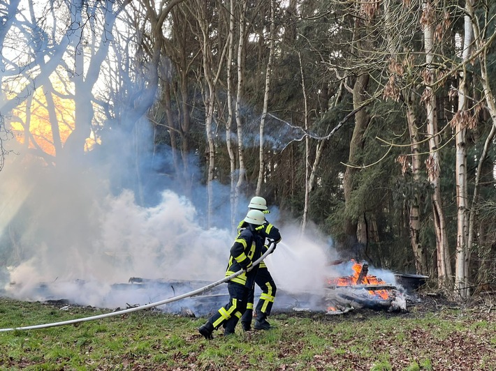FFW Schiffdorf: Schuppen im Spadener Moor brennt vollständig nieder: knifflige Löschwasserversorgung sorgt für besonderes Vorgehen