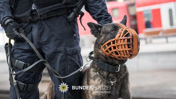 Bundespolizeidirektion München: Diensthund-Einsatz am Ostbahnhof / Durchsetzung mehrerer Platzverweise sowie eines Haftbefehls