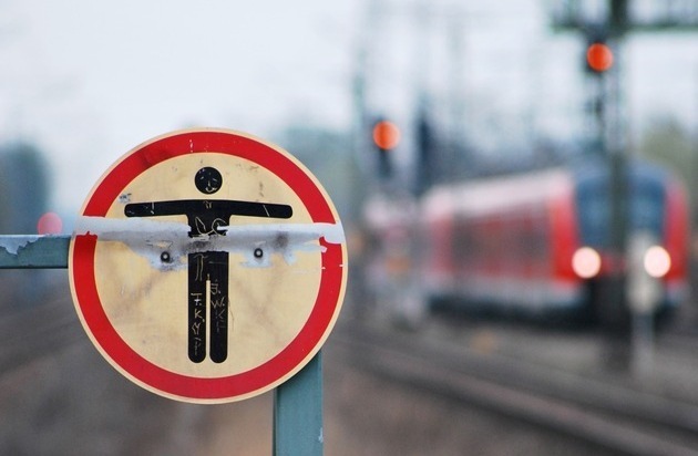 BPOL-KS: Fahrerflucht am Bahnübergang - Bundespolizei sucht Zeugen