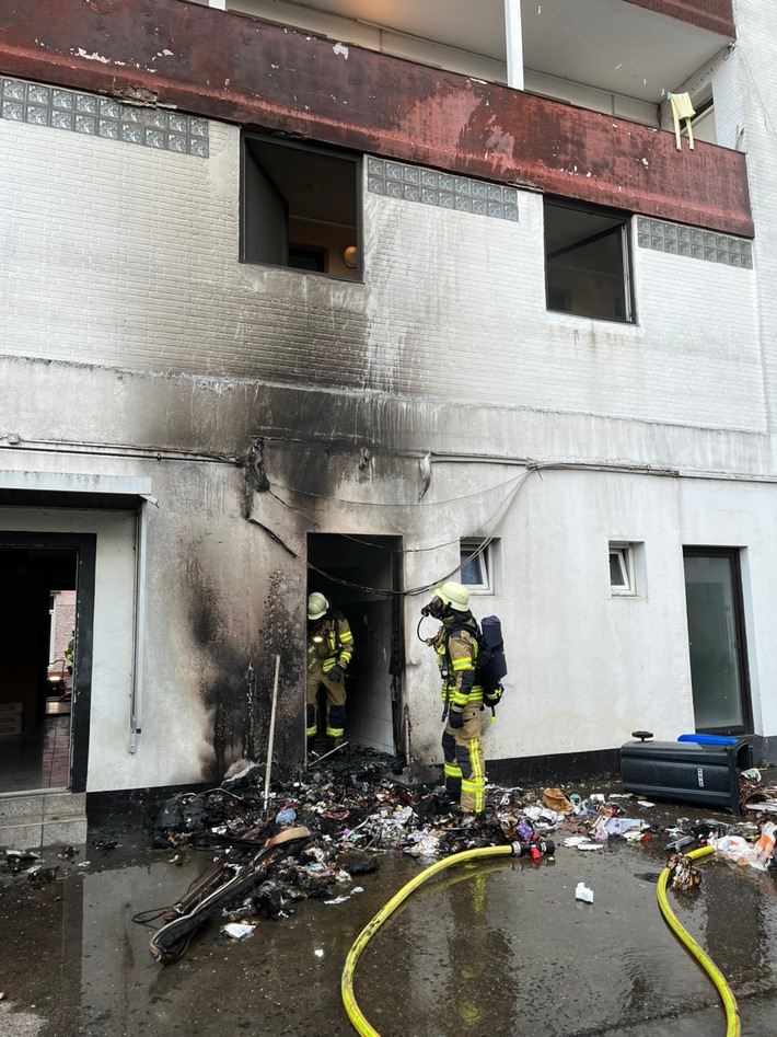 FW Bremerhaven: Mülltonnenbrand droht auf ein Gebäude überzugreifen