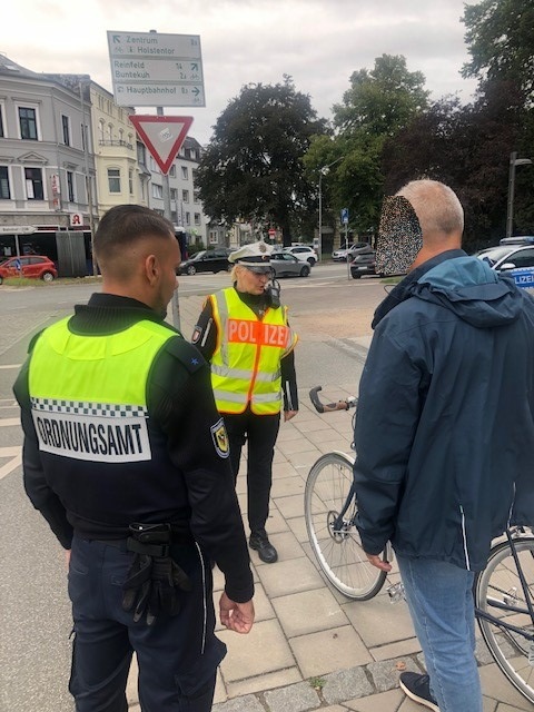POL-HL: HL-St. Lorenz / Radfahrkontrollen in St. Lorenz: Polizei bemängelt fehlende Beleuchtung und falsche Straßenbenutzung