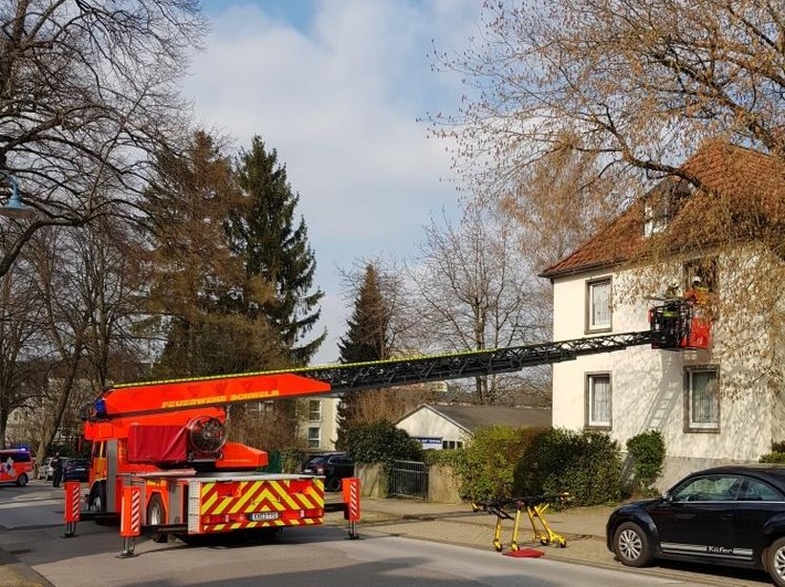 FW-EN: Unterstützung für den Rettungsdienst - Rettung über die Drehleiter