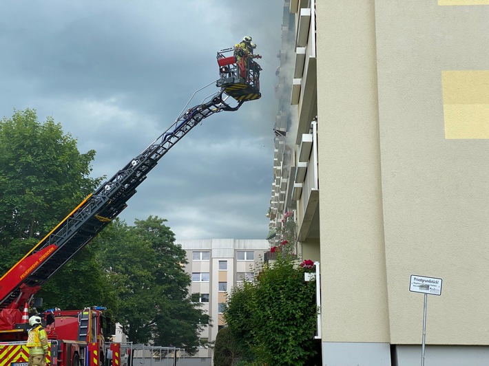FW Dresden: Balkonbrand in Mehrfamilienhaus