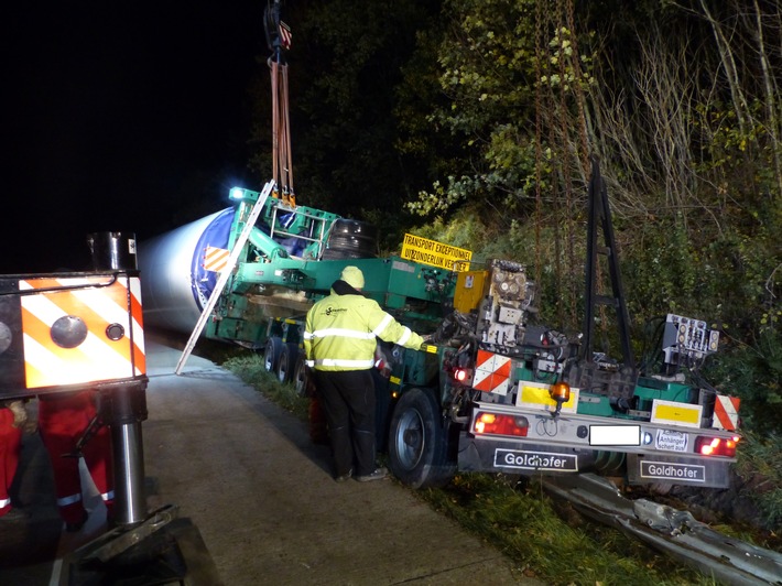 POL-CUX: Verkehrsunfall eines Schwertransportes auf die BAB A 27, Fahrichtung Bremen, zwischen AS Altenwalde und AS Nordholz