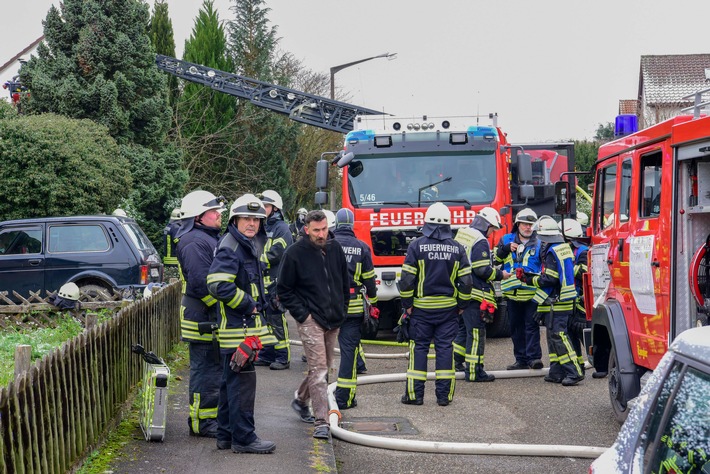 KFV-CW: Wohnungsbrand in Calw-Heumaden forderte Einsatzkräfte. Drei Menschen erleiden Rauchgasvergiftung. Ein Hund stirbt.