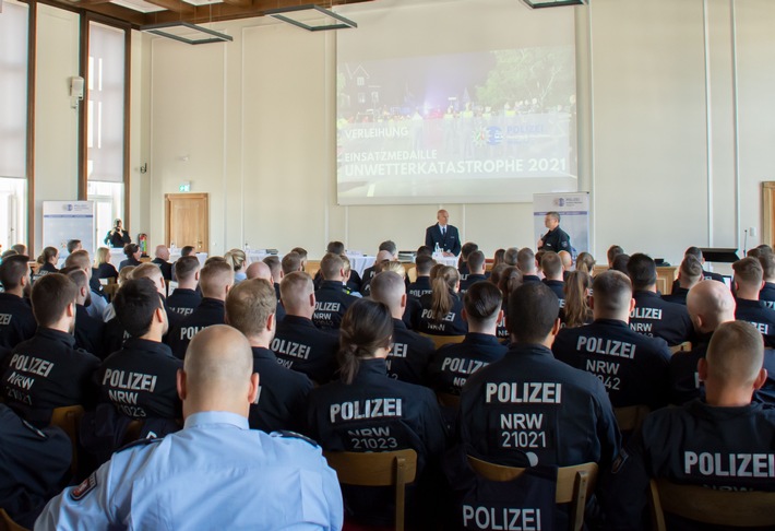 POL-W: W/RS/SG - Mitarbeiterinnen und Mitarbeiter des Polizeipräsidiums Wuppertal erhalten Einsatzmedaille &quot;Unwetterkatastrophe 2021&quot;