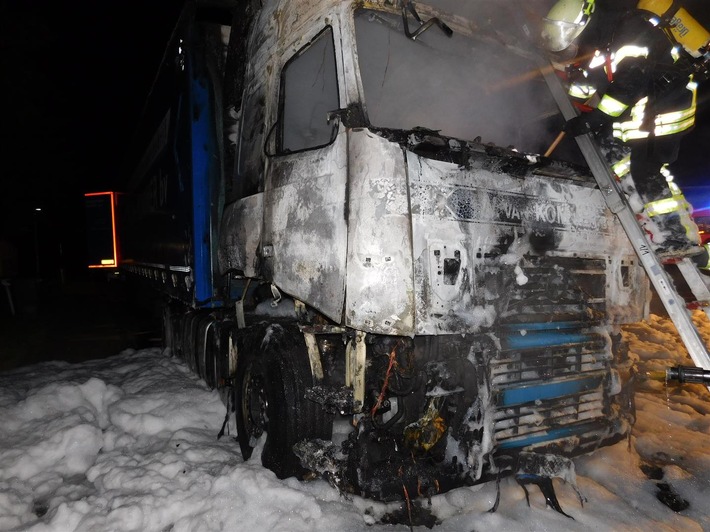 POL-VDKO: Lkw-Zugmaschine ausgebrannt - Fahrer schwer verletzt
