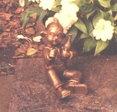 POL-DN: 030519 -4- Bronzefigur von Grabstätte entwendet (Foto)