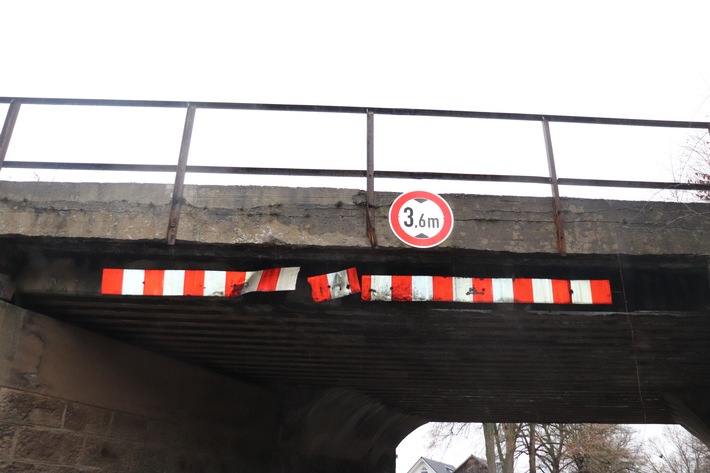 POL-HX: Mit Lkw unter Brücke festgefahren