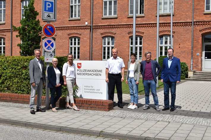POL-AK NI: Bundestagsabgeordnete und Staatsministerin im Auswärtigem Amt Katja Keul besucht die Polizeiakademie Niedersachsen und die Polizeiinspektion in Nienburg