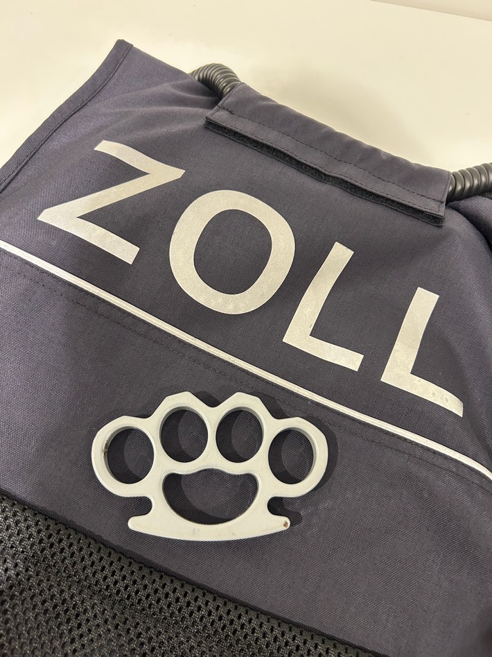 HZA-KA: Schlagring und Messer im Reisegepäck entdeckt / Zoll leitet Strafverfahren ein