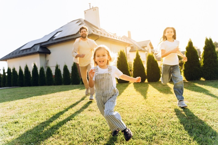 TapTapHome macht Sanieren für Familien einfach. | Bildbeschreibung: Vater und Kinder spielen vor Einfamilienhaus mit Photovoltaikanlage. / Weiterer Text über ots und www.presseportal.de/nr/182285 / Die Verwendung dieses Bildes für redaktionelle Zwecke ist unter Beachtung aller mitgeteilten Nutzungsbedingungen zulässig und dann auch honorarfrei. Veröffentlichung ausschließlich mit Bildrechte-Hinweis.
