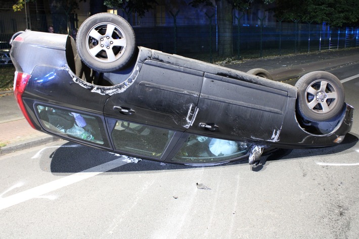 POL-HAM: Volvo landet nach Verkehrsunfall auf dem Dach