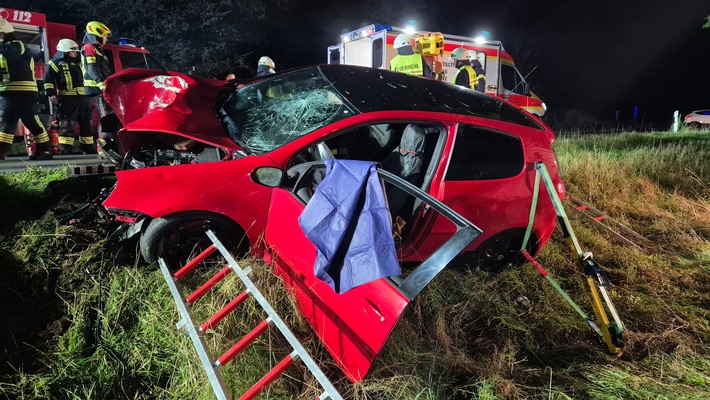 FW VG Westerburg: PKW prallte frontal gegen Baum - Feuerwehr sichert Fahrzeug mit technischem Gerät