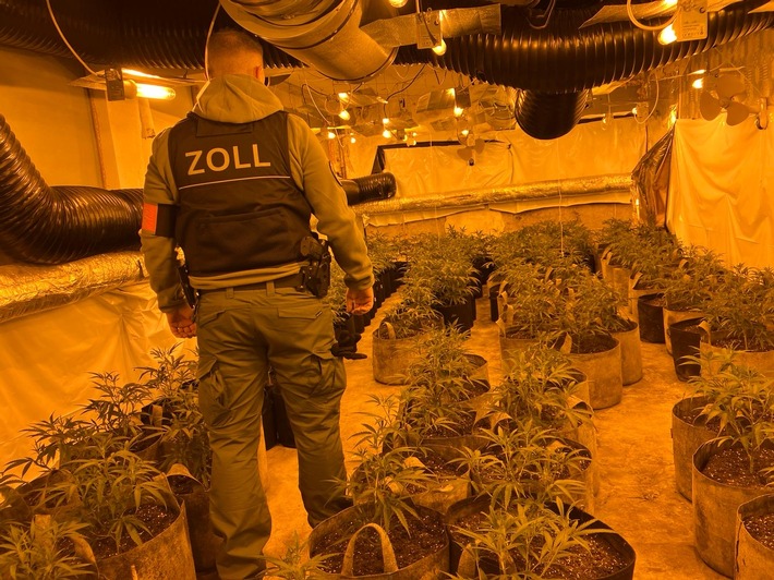 POL-ME: Staatsanwaltschaft Wuppertal und Zollfahndung Essen heben große Cannabisplantage in Velbert aus - 52 kg Marihuana - 2 Festnahmen - Velbert - 2310101