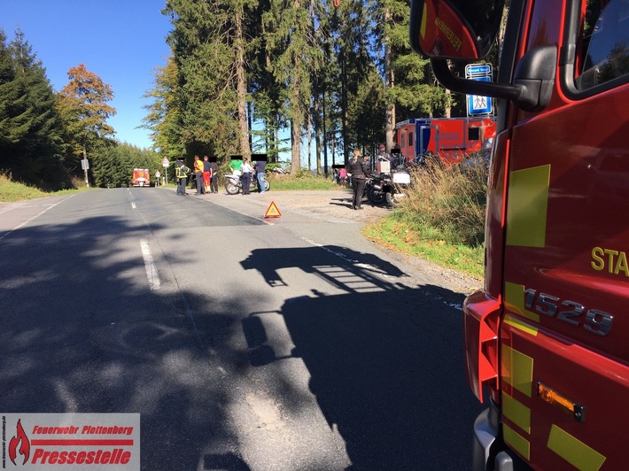 FW-PL: Plettenberg/Sundern-Allendorf. Motorradfahrer können Zusammenstoß mit PKW vermeiden. Eine Kradfahrerin wird dabei verletzt.