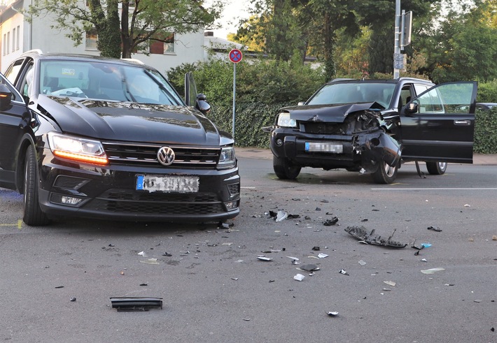 POL-HX: Totalschaden an zwei Autos nach Unfall in Höxter