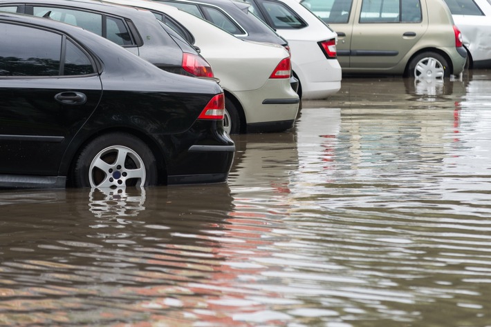 Tauchgang mit Folgen / ADAC: Das müssen Autofahrer bei Hochwasser beachten