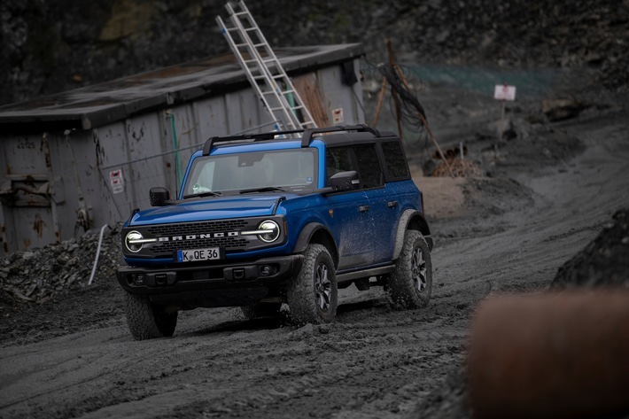 Ford durchläuft nach den Worten von Dr. Christian Weingärtner, Geschäftsführender Direktor für Ford Deutschland, Österreich und die Schweiz sowie Geschäftsführer Marketing und Sales der Ford-Werke GmbH, derzeit die größte Transformation seiner fast 120-jährigen Unternehmensgeschichte. Gleichzeitig mit der Entwicklung hin zu einem vollelektrischen Fahrzeugportfolio werde sich die Marke neu und eindeutig positionieren und alle kommenden Produkte würden dies eindrucksvoll widerspiegeln. Der Schlüsselbegriff sei dabei "Adventurous Spirit - Lust am Abenteuer". Das Bild zeigt einen Ford Bronco, der voraussichtlich ab dem Frühjahr 2023 in begrenzter Stückzahl erstmals auch in Deutschland bestellbar sein wird. / Weiterer Text über ots und www.presseportal.de/nr/6955 / Die Verwendung dieses Bildes für redaktionelle Zwecke ist unter Beachtung aller mitgeteilten Nutzungsbedingungen zulässig und dann auch honorarfrei. Veröffentlichung ausschließlich mit Bildrechte-Hinweis.