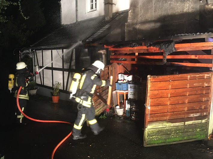 FW-HAAN: Anbau eines Restaurants in Flammen - zwei Verletzte