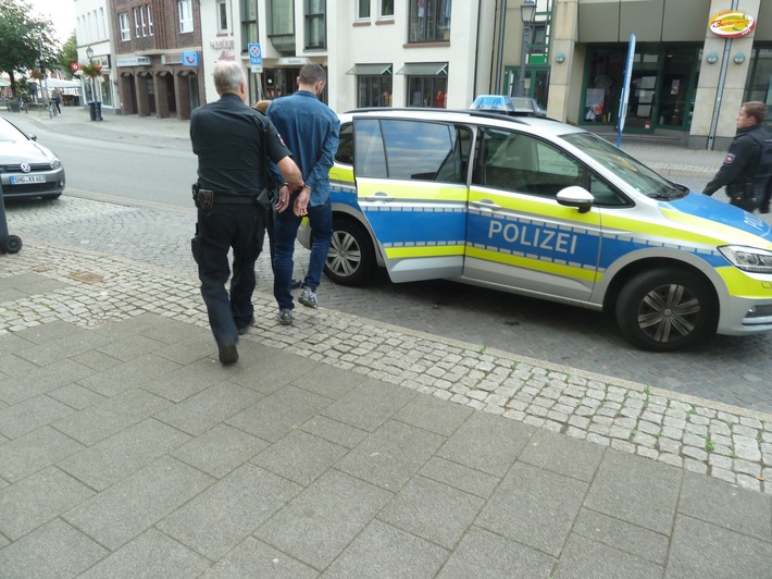 POL-NI: Durchsuchungen der Polizei Bückeburg