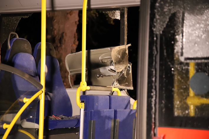 FW-SE: Tödlicher Verkehrsunfall zwischen PKW und Linienbus - Mehrere Verletzte