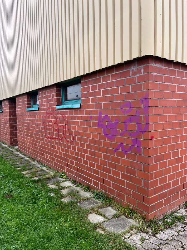 POL-RBK: Overath - Farbschmierereien auf dem Schulgelände