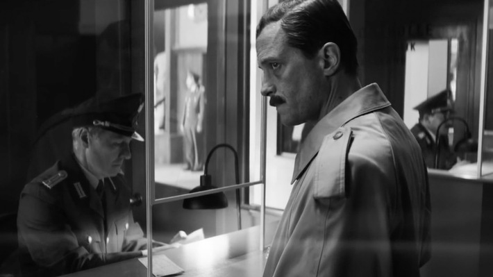BR gratuliert August Diehl zur Lola für den besten Hauptdarsteller in "Das Verschwinden des Josef Mengele"