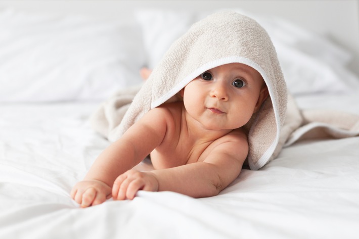 Babypflege: Sieben Tipps für Eltern / Wie läuft es eigentlich bei Babys mit dem Zähneputzen? Wann können Eltern ihr Baby baden? Die "Apotheken Umschau ELTERN" gibt praktische Tipps.