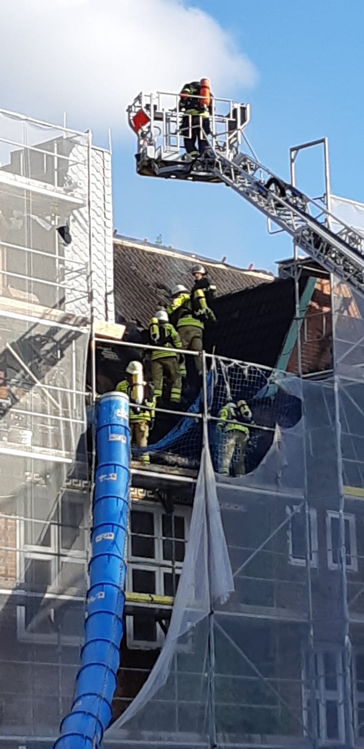 FW-RD: Dachstuhlbrand in Schule in Kronshagen (Kreis Rendsburg-Eckernförde)