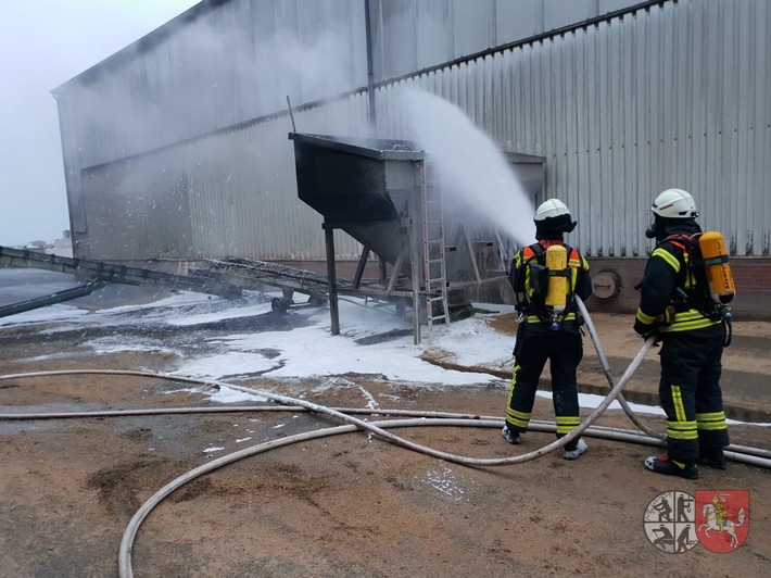 FW-HEI: Gerade noch rechtzeitig - Feuerwehr Büsum entdeckt zufällig brennende Förderbänder