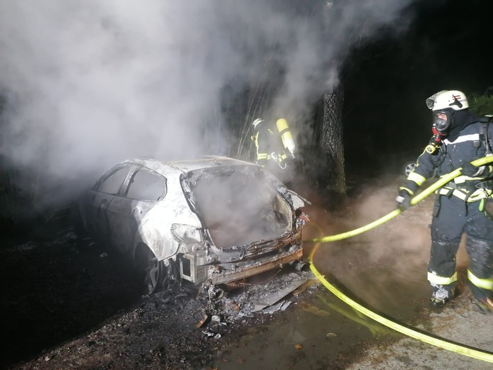 FW Horn-Bad Meinberg: PKW in Vollbrand - weiterer PKW beschädigt