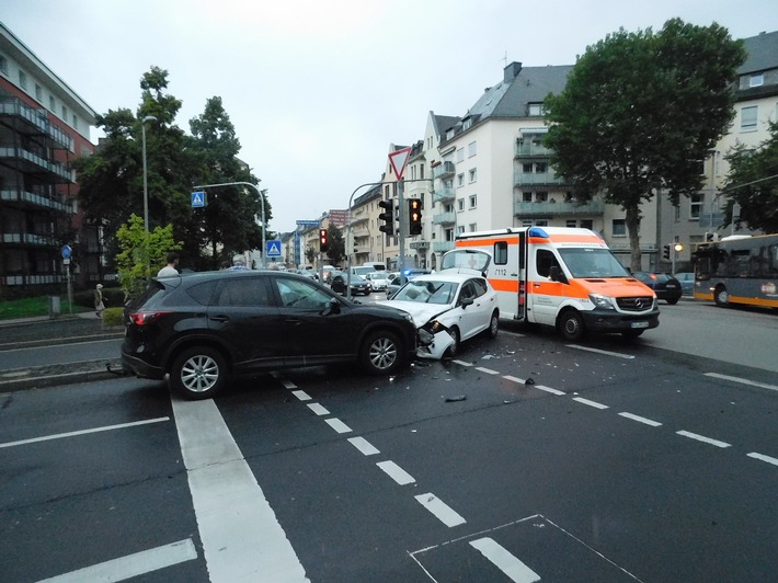 POL-PPKO: Unfall in der Hohenzollernstraße - Vier beschädigte Pkw