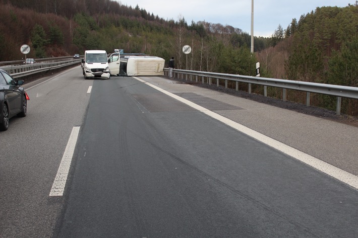 POL-PDKL: A63/Kaiserslautern, Zu schnell gefahren - Anhänger kippt um