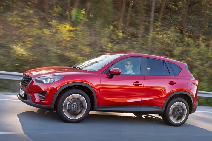 Familien fahren auf den Mazda CX-5 ab