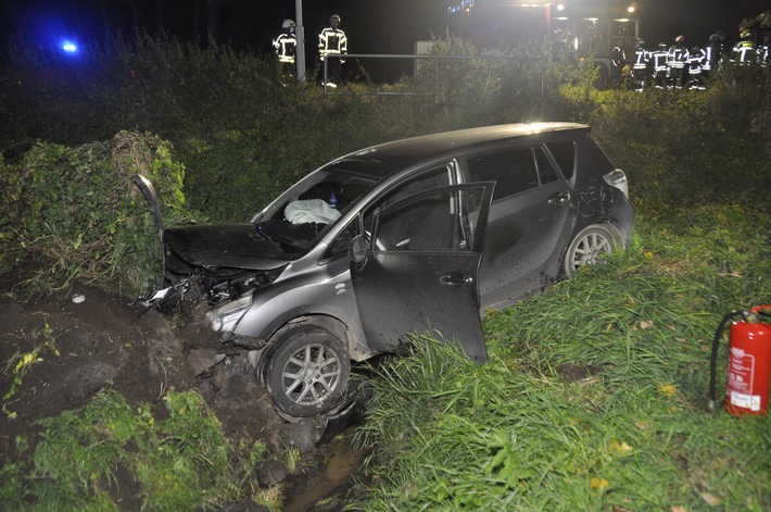 FW-KLE: Verkehrsunfall: Auto landet in Wassergraben