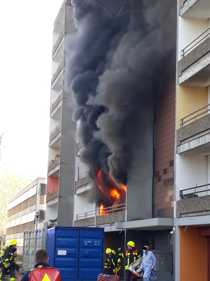 FW-F: Wohnungsbrand in Nieder-Eschbach, Ben-Gurion-Ring