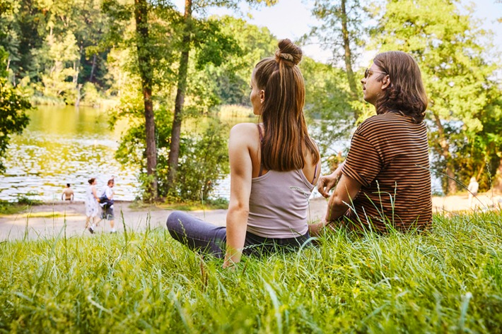 Zecken halten sich vor allem auf Gräsern und bodennahen Sträuchern auf - auch in Stadtparks und beliebten Ausflugszielen. / Weiterer Text über ots und www.presseportal.de/nr/13016 / Die Verwendung dieses Bildes für redaktionelle Zwecke ist unter Beachtung aller mitgeteilten Nutzungsbedingungen zulässig und dann auch honorarfrei. Veröffentlichung ausschließlich mit Bildrechte-Hinweis.