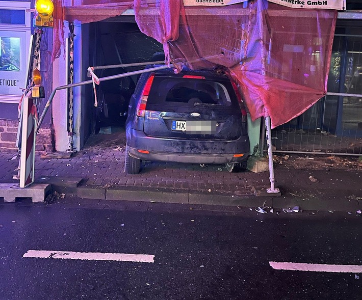 POL-HX: Auto fährt in eingerüstetes Geschäftshaus