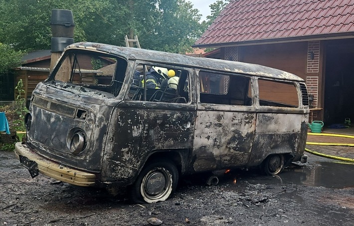 POL-CUX: PKW Brand in Geestland - historischer VW Bus ausgebrannt (Foto im Anhang)