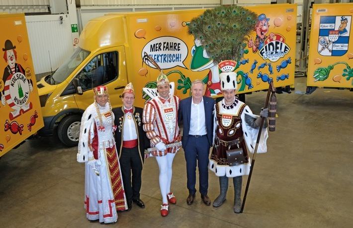 Das Kölner Dreigestirn Prinz Marc I., Jungfrau Catharina und Bauer Markus zusammen mit Christoph Kuckelkorn, Präsident des Festkomitees Kölner Karneval (2.v.li.) und Hans Jörg Klein, Geschäftsführer Marketing und Verkauf der Ford-Werke GmbH (2.v.re.), stehen in der StreetScooter-Fertigung im Kölner Ford-Werk vor den drei E-Transportern WORK XL, die beim diesjährigen Rosenmontagszug die Kamelle erstmals rein elektrisch transportieren. Weiterer Text über ots und www.presseportal.de/nr/6955 / Die Verwendung dieses Bildes ist für redaktionelle Zwecke honorarfrei. Veröffentlichung bitte unter Quellenangabe: "obs/Ford-Werke GmbH"