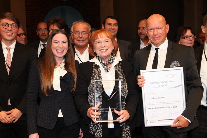 Über die Auszeichnung mit dem Ludwig Erhard Preis in Gold freuen sich Unternehmerin Ingrid Hofmann (Mitte), ihre Tochter Sonja Heinrich (links) und Andreas Nüßle (rechts). Weiterer Text über ots und www.presseportal.de/nr/75573 / Die Verwendung dieses Bildes ist für redaktionelle Zwecke honorarfrei. Veröffentlichung bitte unter Quellenangabe: "obs/I.K. Hofmann GmbH/Hofmann Personal"