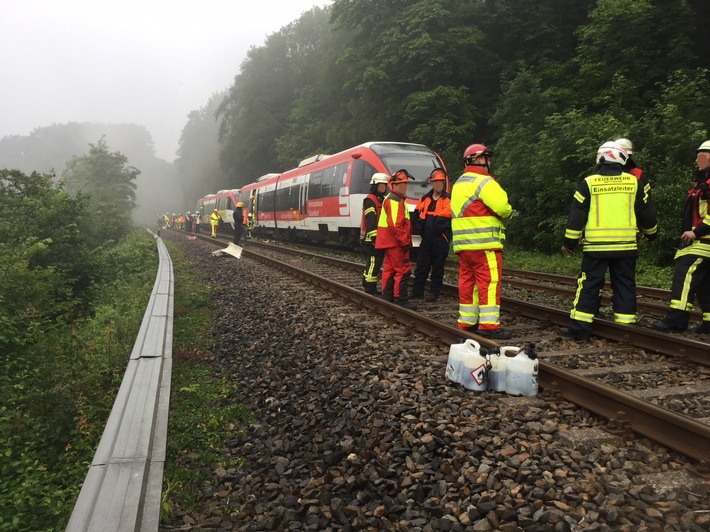FW Mettmann: Zug kollidiert mit umgestürztem Baum