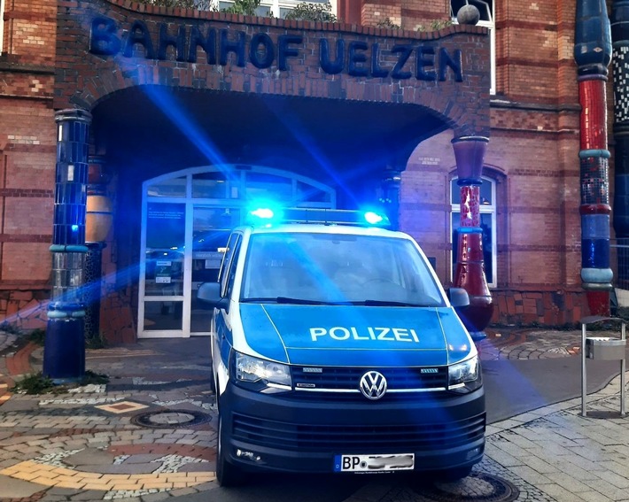 BPOL-HB: Angriff auf Bundespolizisten - 18-Jähriger verbringt Nacht in Gewahrsamszelle.