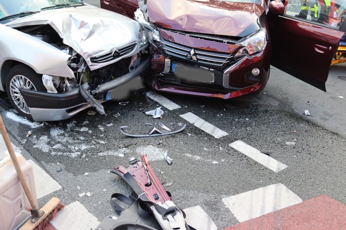 POL-MS: Unfall an der Warendorfer Straße - Autofahrerin beim Abbiegen schwer verletzt