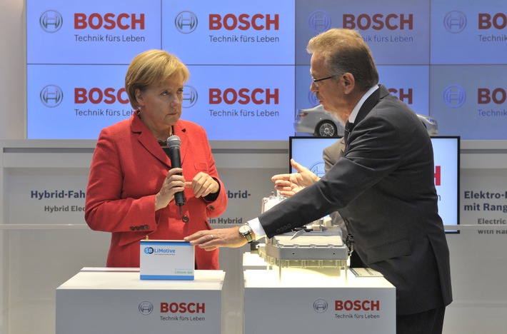 Bosch auf der IAA 2009: Bundeskanzlerin informiert sich über Lithium-Ionen-Batteriezellen (mit Bild)