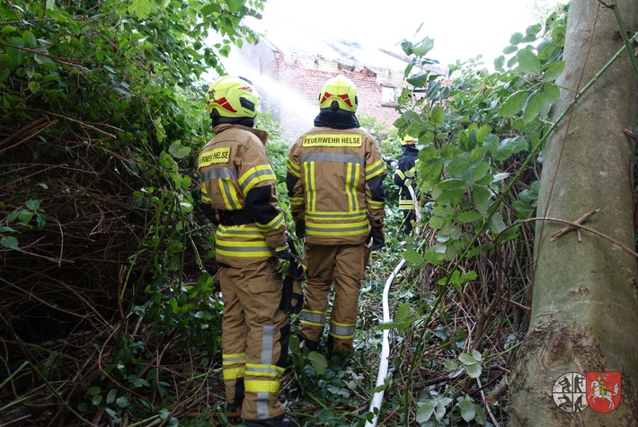 FW-HEI: Zunächst kein Rankommen - Feuerwehr bahnt sich Weg zum Feuer