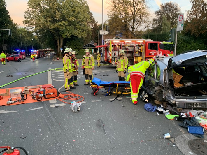 FW-GLA: Verkehrsunfall mit drei Verletzten in Gladbeck