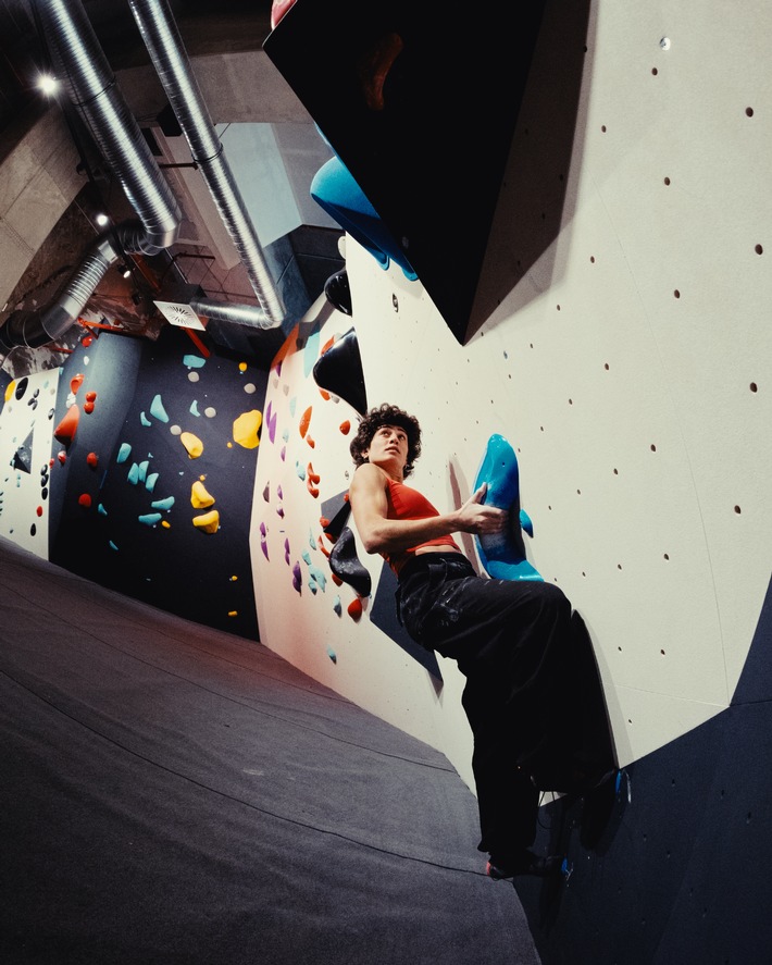 urban apes eröffnet größte Boulderhalle Berlins in Honeckers Weinlager